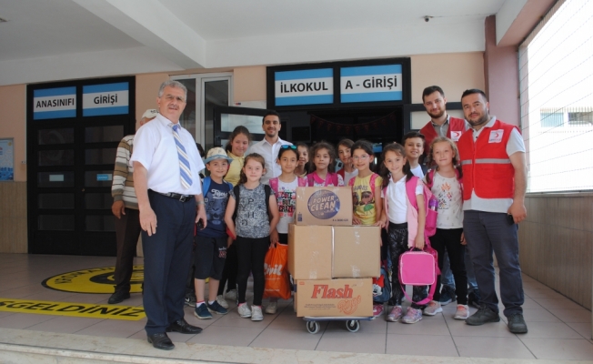 İlkokul öğrencilerinden ihtiyaç sahiplerine gıda yardımı