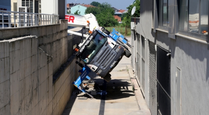 Sepetli vinç devrildi: 2 ölü