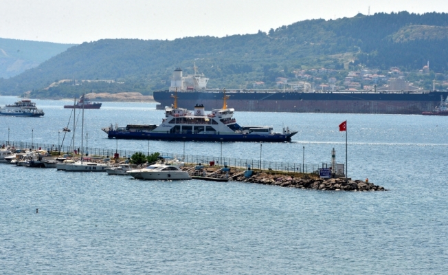 Bakıma götürülen tanker Çanakkale Boğazı'ndan geçirildi