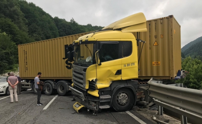 Bursa'da bariyerlere çarpan tır yolu kapattı