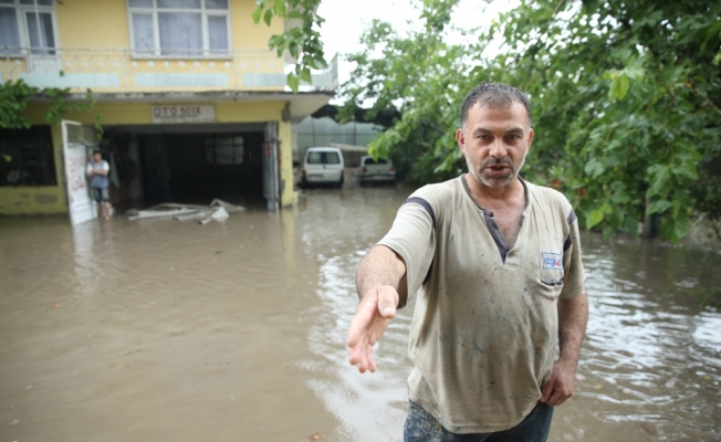 İzmit'te ev ve iş yerlerini su bastı