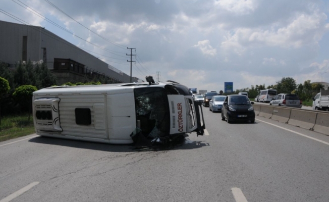 Gebze'de servis minibüsü devrildi: 1 yaralı