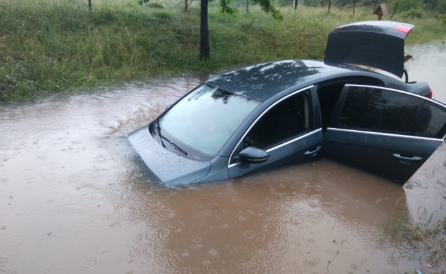 Sağanak nedeniyle otomobilde mahsur kalan 3 kişi kurtarıldı