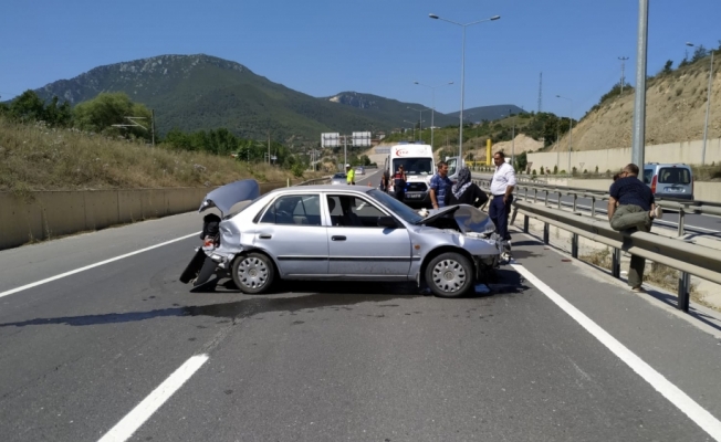 Otomobil bariyerlere çarptı: 6 yaralı