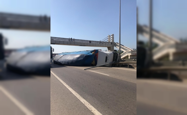 Devrilen tır yolu kapattı