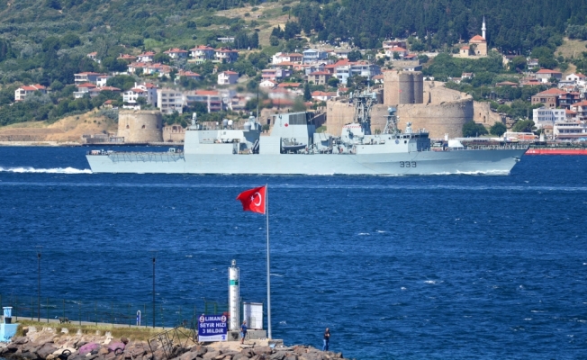 Kanada Donanmasına ait gemi Çanakkale Boğazı'ndan geçti