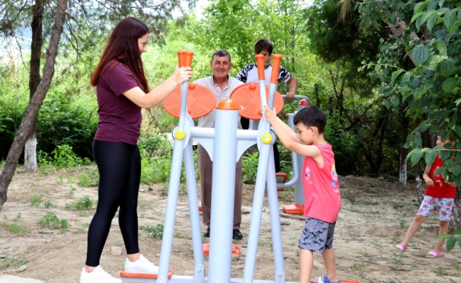 Muhtar köy sakinlerinin antrenörlüğünü yapıyor