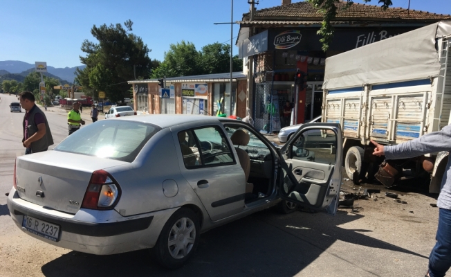 Osmaneli'de trafik kazası: 3 yaralı