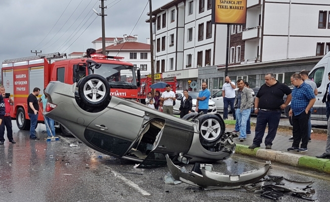 Sakarya'da iki otomobil çarpıştı: 4'ü çocuk, 7 yaralı