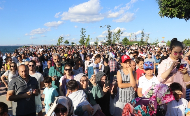 SOLOTÜRK, şehit er Altuğ için Yalova semalarında uçtu