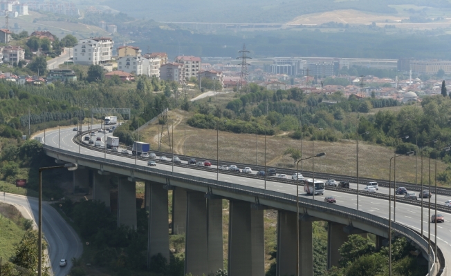 Anadolu Otoyolu'nda araç yoğunluğu