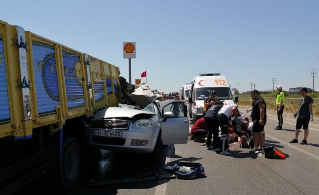 Otomobil ışıkta bekleyen kamyonun altına girdi: 4 yaralı