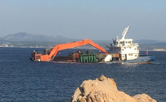 Bozcaada açıklarındaki gemi su almaya başladı