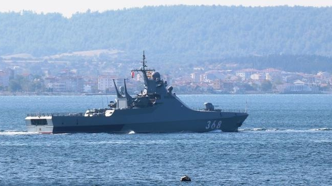 Rus askeri gemileri Çanakkale Boğazı'ndan geçti