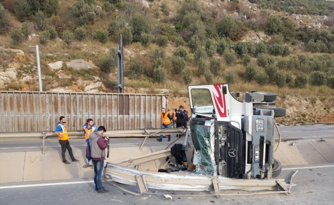 Kocaeli'de devrilen tırın sürücüsü ağır yaralandı