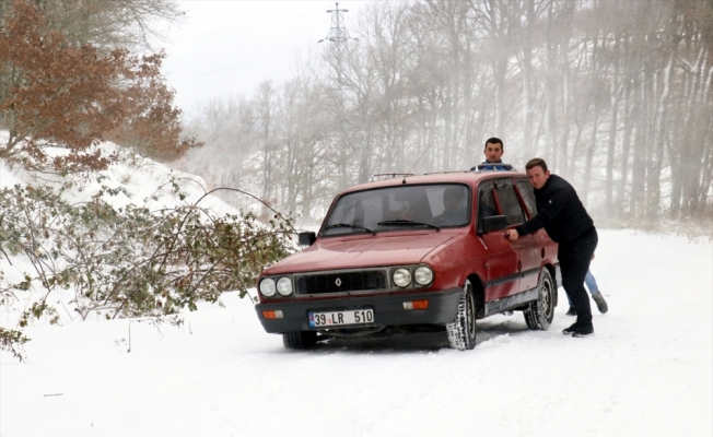 Kırklareli'nde kar nedeniyle kapanan yollar ulaşıma açıldı