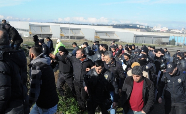 Kocaeli'de yol kapatmak isteyen nakliyecilere polis müdahale etti