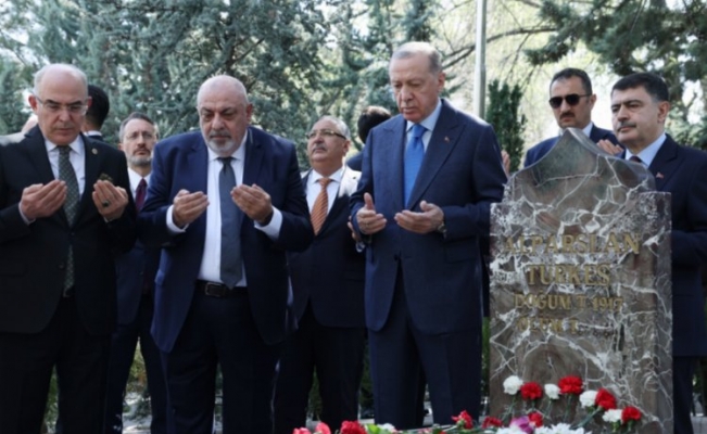 Erdoğan'dan Türkeş'in kabrine ziyaret