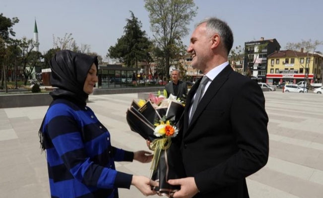 İnegöl Belediye Başkanı Alper Taban çiçeklerle karşılandı