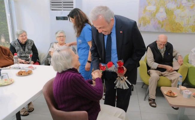 Başkan Şadi Özdemir’den annelere sevindiren ziyaret