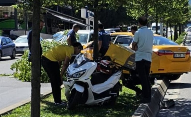 Pendik'te ticari taksi ile motosiklet çarpıştı: 1 yaralı