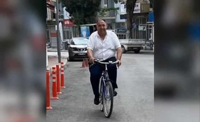 İYİ Parti Afyon il başkanı Mısırlıoğlu, Çözümü bisiklette buldu.