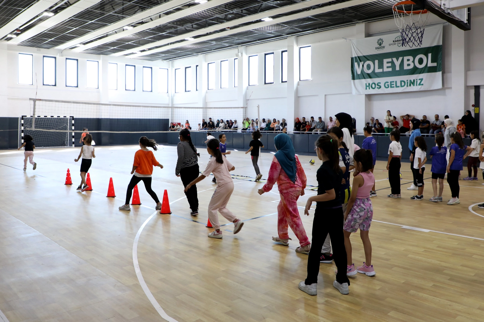 Konya Karatay'da geleceğin voleybocuları fileyle buluştu