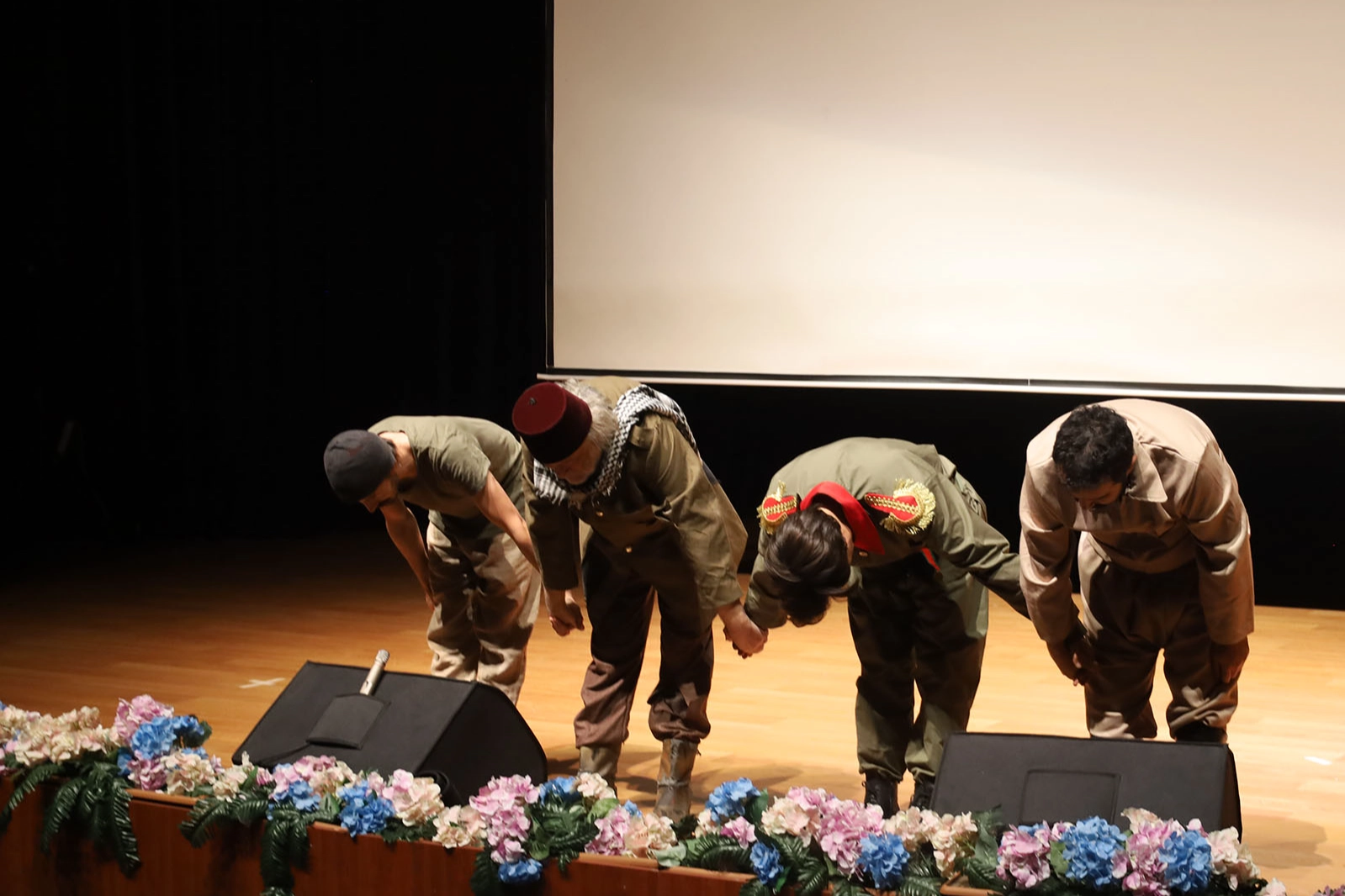 Sakarya'da “Aşk Derinlerde Onbaşı” tiyatro oyunu sanatseverlerle buluştu