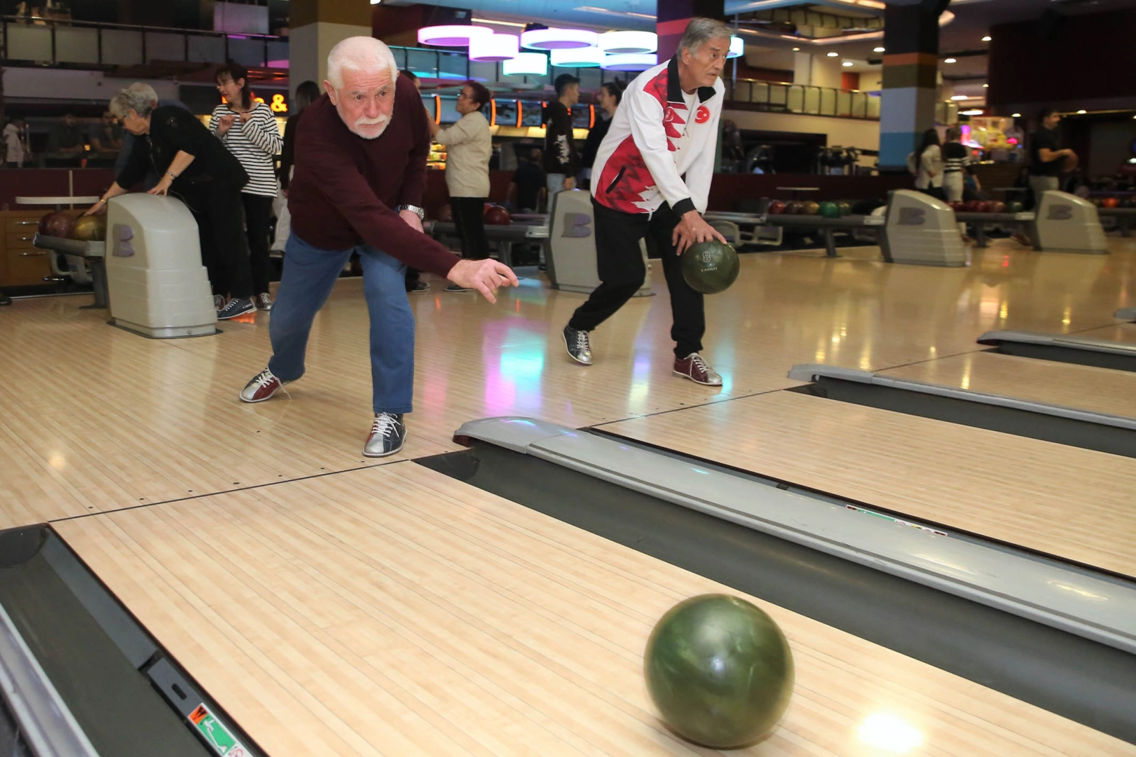 Keçiören'de huzurevi sakinleri bowling ile eğlendi