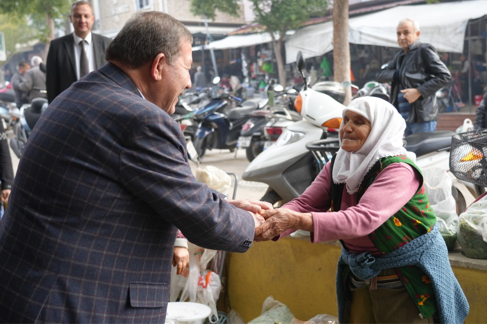 Muğla Milas'ta Başkan Topuz'dan 'Salı Pazarı' mesaisi