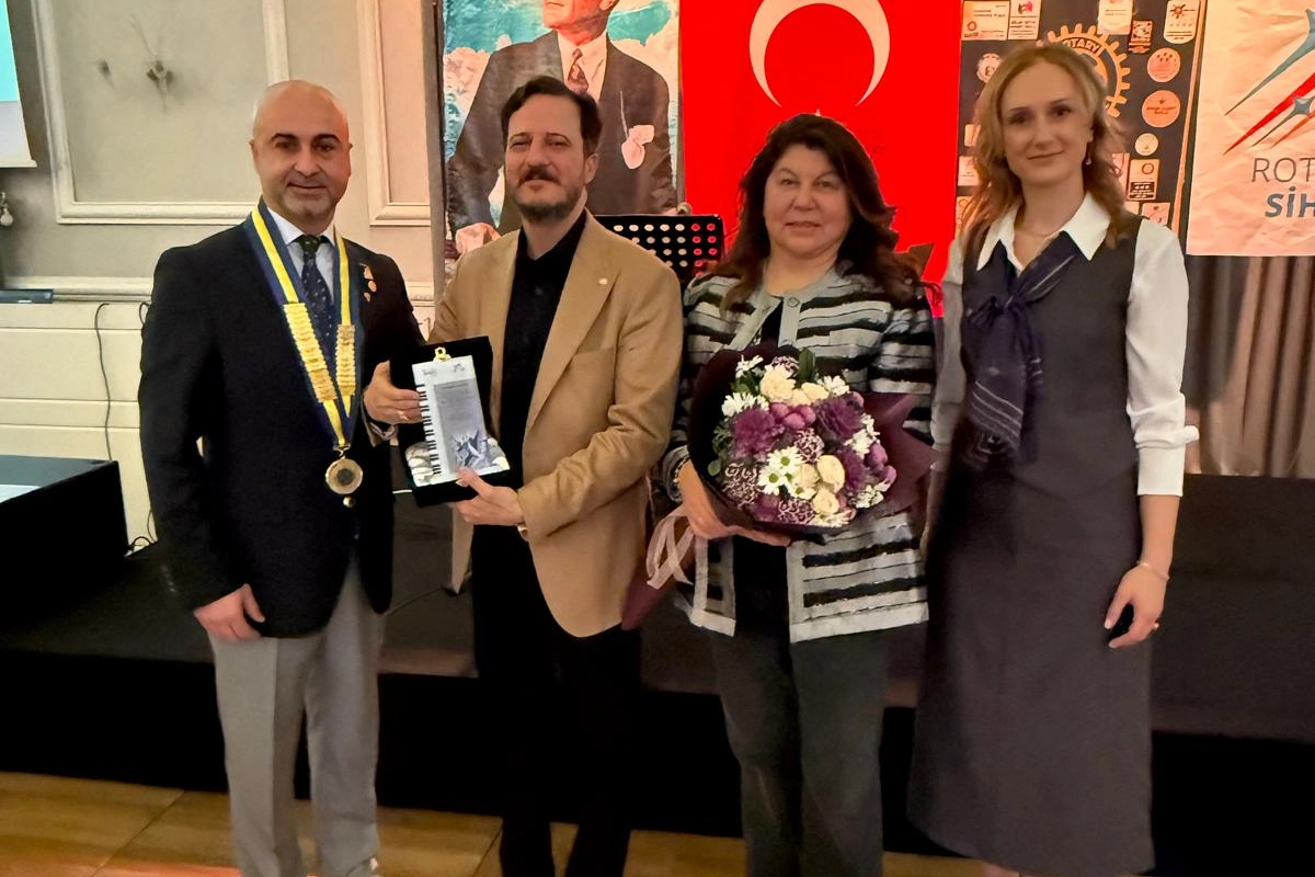 Prof. Mehmet Ali Sanlıkol'a Rotary Meslek Hizmet Ödülü