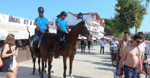 Atlı jandarma plajların ilgi odağı oldu