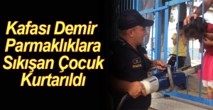 Kafası demir parmaklıklara sıkışan çocuk kurtarıldı