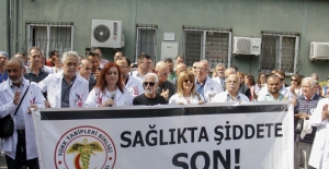 İstanbul'da doktora silahlı saldırıya meslektaşlarından tepki