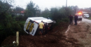 Sakarya'da servis aracı devrildi: 9 yaralı