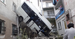 Kocaeli'de minibüs devrildi: 11 yaralı