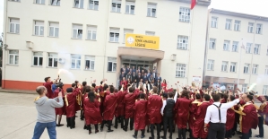 Lise öğrencilerinden öğretmenlerine sürpriz kutlama