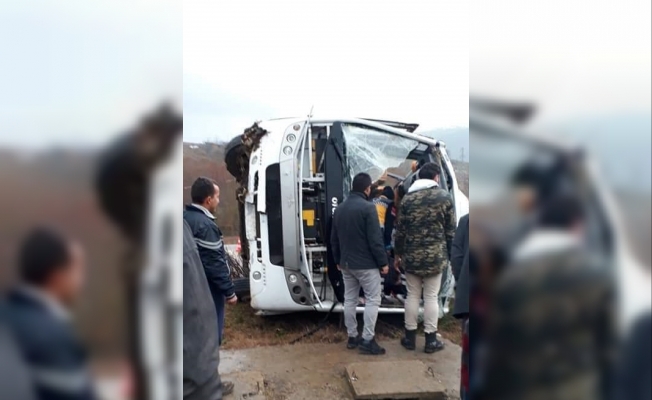 Bursa'da cenazeden dönenleri taşıyan midibüs devrildi: 19 yaralı