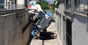 Sepetli vinç devrildi: 2 ölü