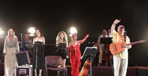 Bülent Ortaçgil'den Harbiye'de müzik dolu gece