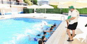 Çiğlili çocuklar yüzme eğitimi alıyor