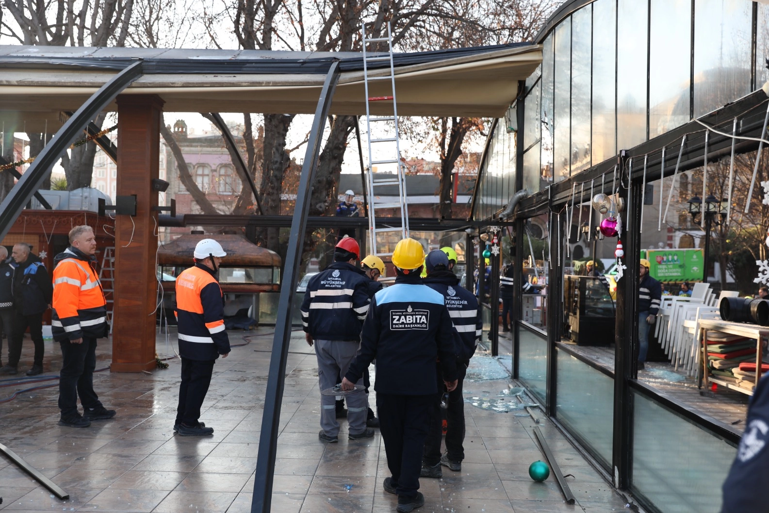 Tarihi Sirkeci Garı'nın çevresinde 'kaçak' temizliği!